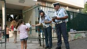 Μοίρασαν φυλλάδια με τους κανόνες του ΚΟΚ