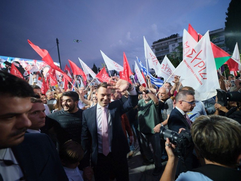 Με μεγάλη καθυστέρηση η κεντρική ομιλία Κασσελάκη, θερμή υποδοχή για Τσίπρα