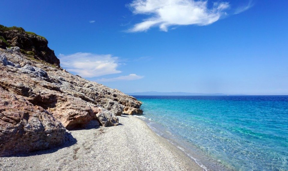 Κρυστάλλινα και καθαρά τα νερά στις παραλίες Φθιώτιδας, Εύβοιας και Σκύρου