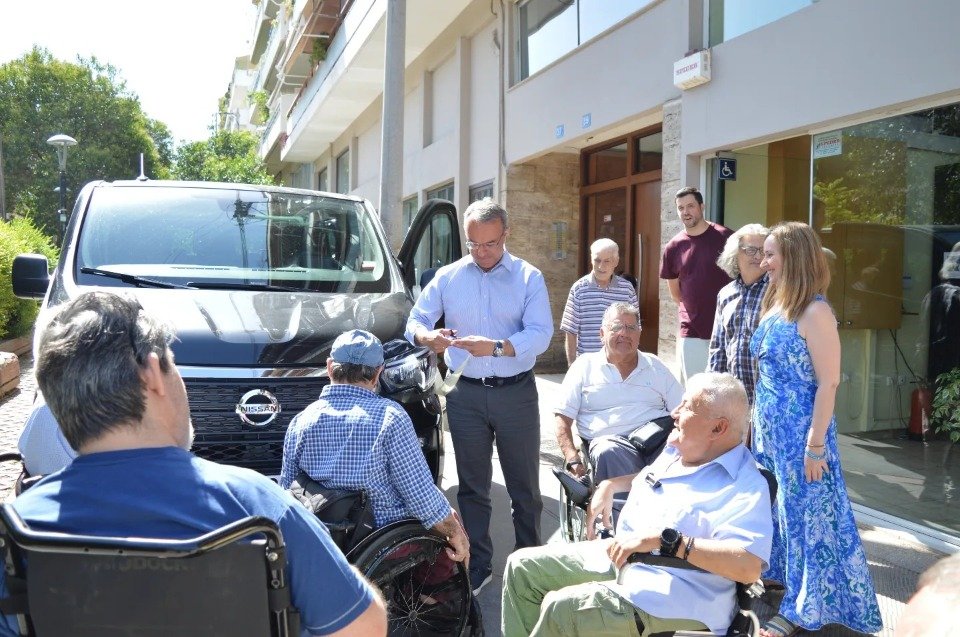 Παραδόθηκε ένα πλήρως προσβάσιμο όχημα στον Πανελλήνιο Σύλλογο Παραπληγικών