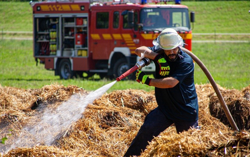 Συλλήψεις και πρόστιμα της πυροσβεστικής σε Φωκίδα και Εύβοια