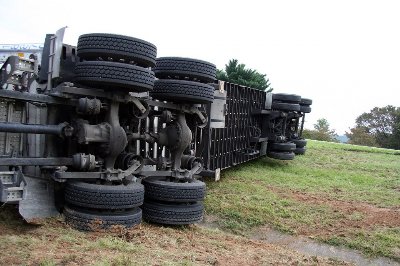 Βυτιοφόρο ανετράπη στην Εθνική οδό Αθηνών- Λαμίας