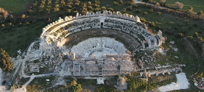 Αποκαθίσταται το σκηνικό οικοδόμημα του μεγάλου θεάτρου στη Νικόπολη