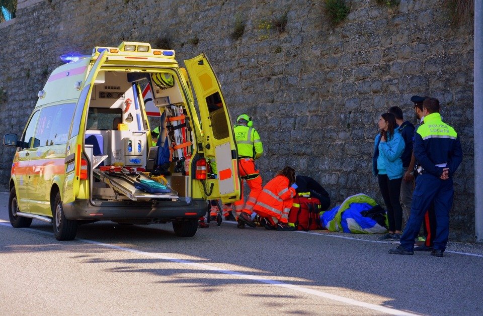 Πρόσληψη 500 τραυματιοφορέων με μισθό έως 1.050 ευρώ